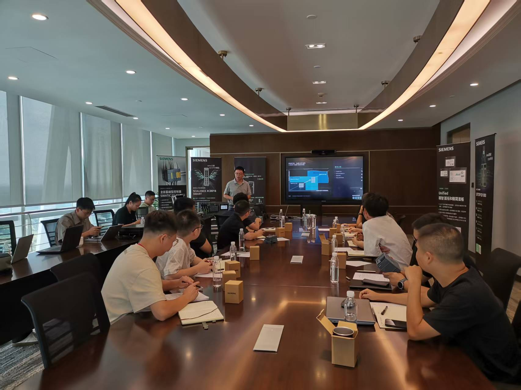 华锐公司携手西门子开展新产品技术交流，夯实创新应用基础(图1)